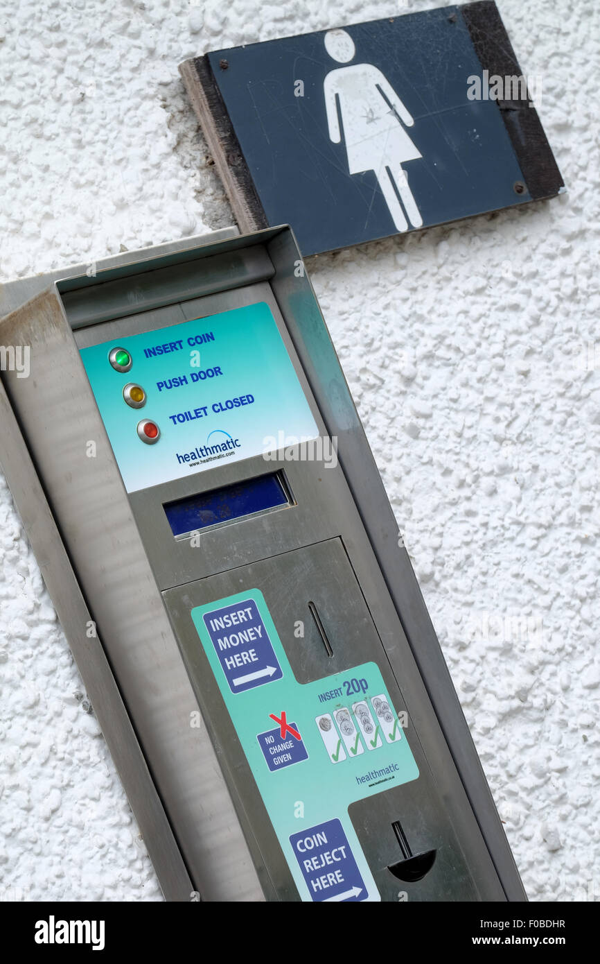 La machine de paiement à utiliser les toilettes à l'extérieur les toilettes publiques de la Bowness on Windermere dans le Lake District. Banque D'Images