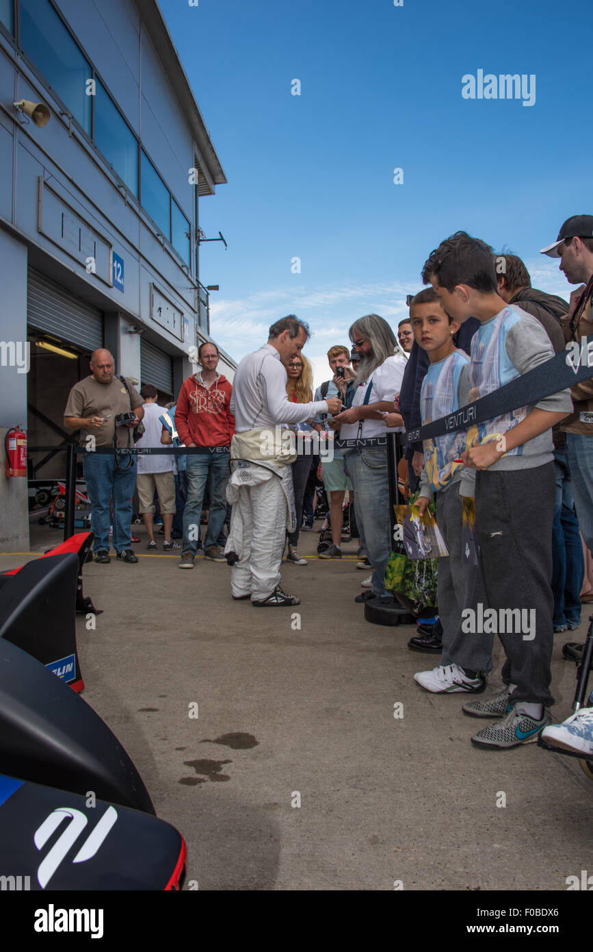 Jacques Villeneuve pilote de signer des autographes, et de réunion fans lors d'une pause dans la formule E les essais au circuit de Donington UK Banque D'Images