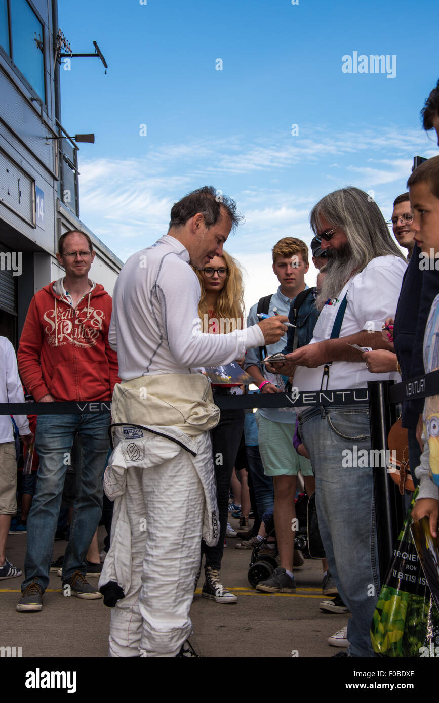 Jacques Villeneuve pilote de signer des autographes, et de réunion fans lors d'une pause dans la formule E les essais au circuit de Donington UK Banque D'Images