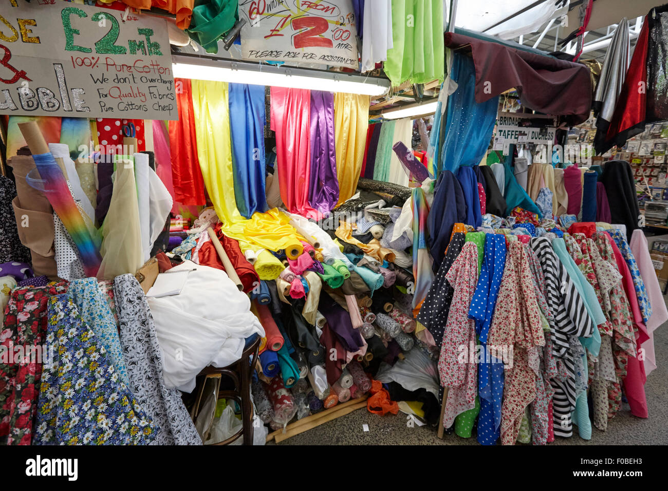 Les textiles à vendre intérieur de la rag market Birmingham UK Banque D'Images