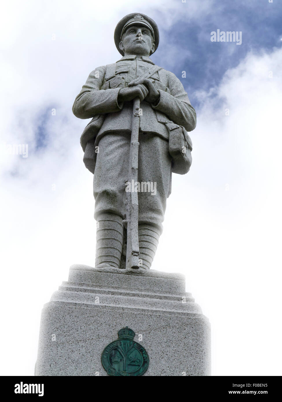 Les soldat de la Première Guerre mondiale au sommet du monument commémoratif de guerre à la place du marché Brynmawr Blenau Gwent Galles du Sud contre le ciel Banque D'Images