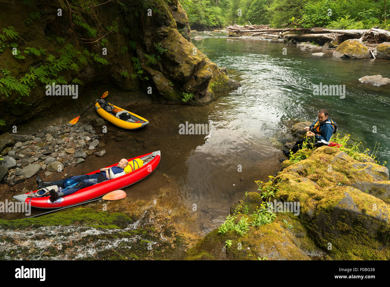 Les pagayeurs de prendre une pause déjeuner et sieste, Salmon Creek, Oregon. Banque D'Images
