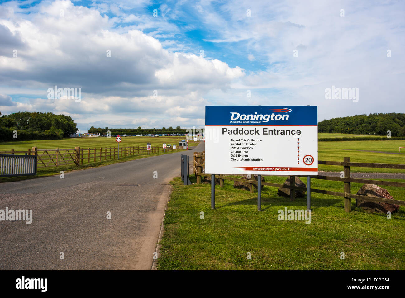 Entrée au paddock du circuit de course de Donington Park à Castle Donington dans le Leicestershire, Angleterre, Royaume-Uni Banque D'Images