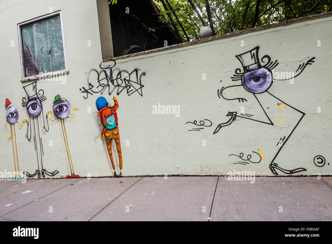 New York, NY 11 Août 2015 - Collaborative peinture murale sur un mur de Soho par artiste de rue JR , Os Gemeos et André Saraiva ©Stacy Walsh Rosenstock/Alamy Banque D'Images