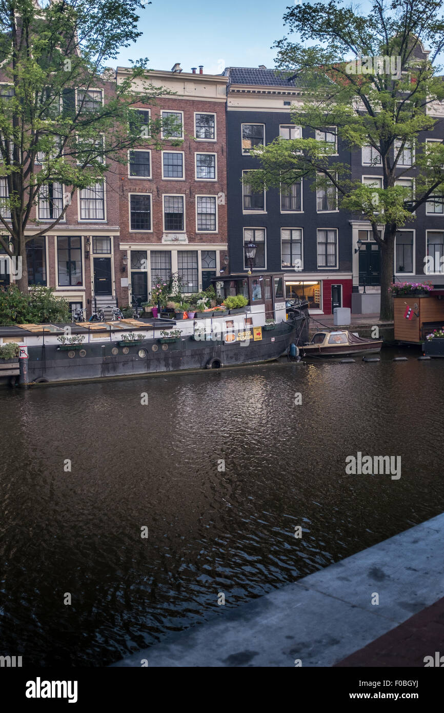 Tôt le matin, vue sur le canal dans le centre-ville d'Amsterdam, Hollande Banque D'Images