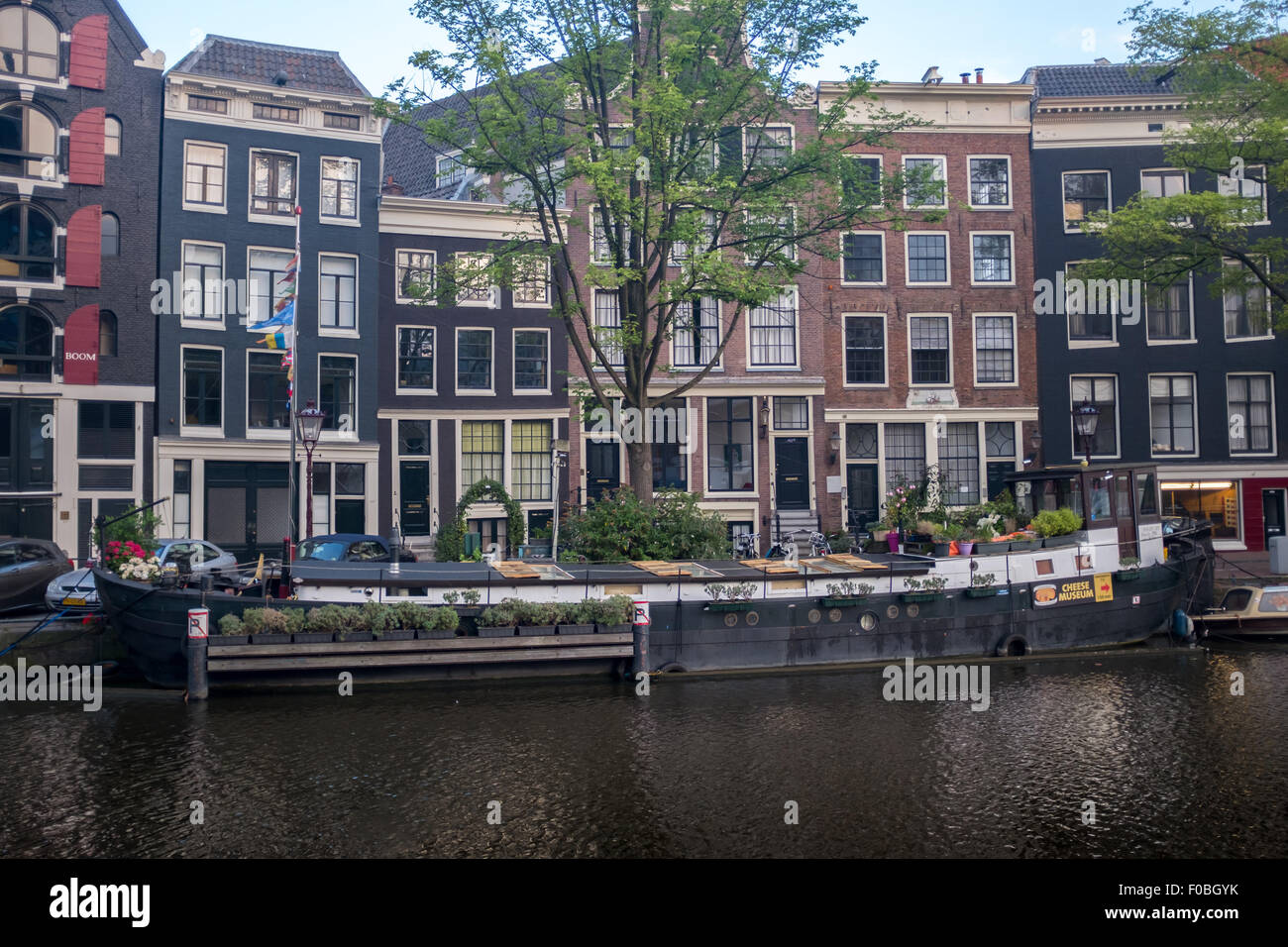 Tôt le matin, vue sur le canal dans le centre-ville d'Amsterdam, Hollande Banque D'Images