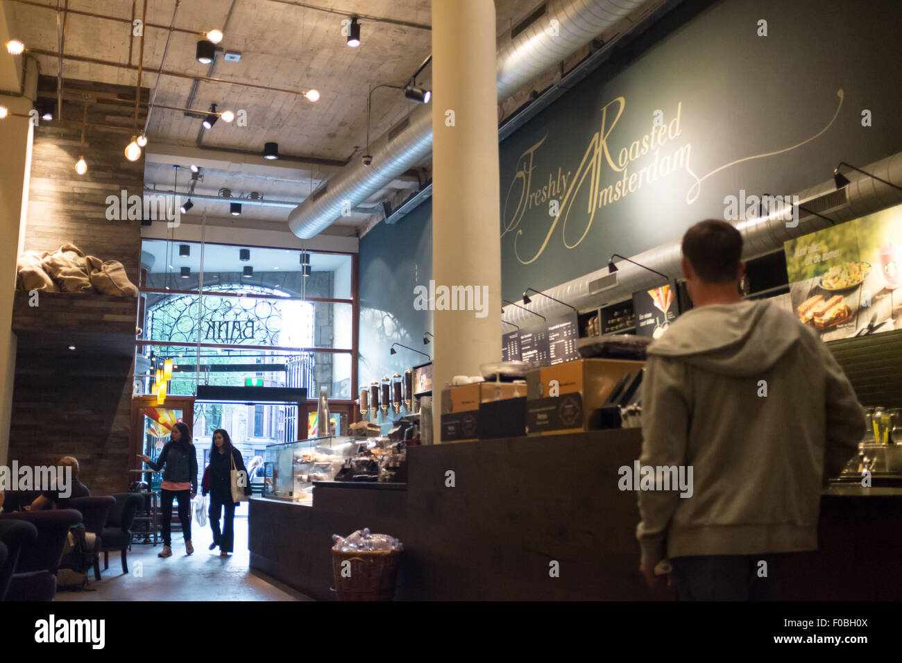 Intérieur de la direction de Starbucks d'Amsterdam près de la Centraal Station Banque D'Images