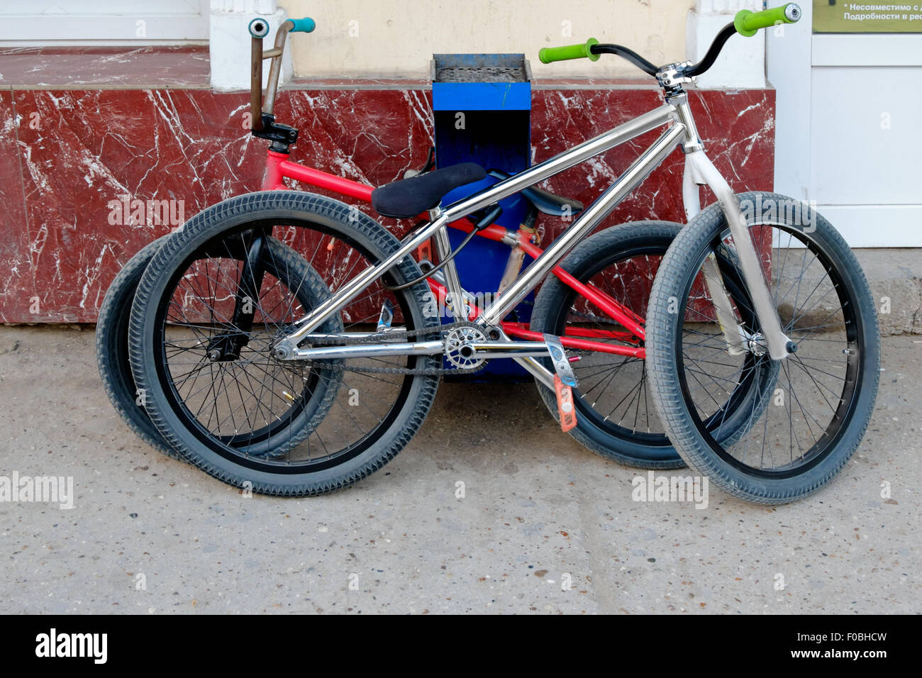 Deux vélos bmx branché près de wall Banque D'Images