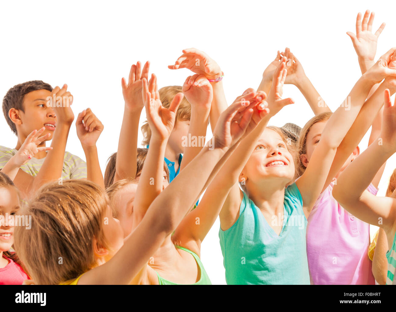 Enfants heureux avec a levé les bras en l'air Banque D'Images