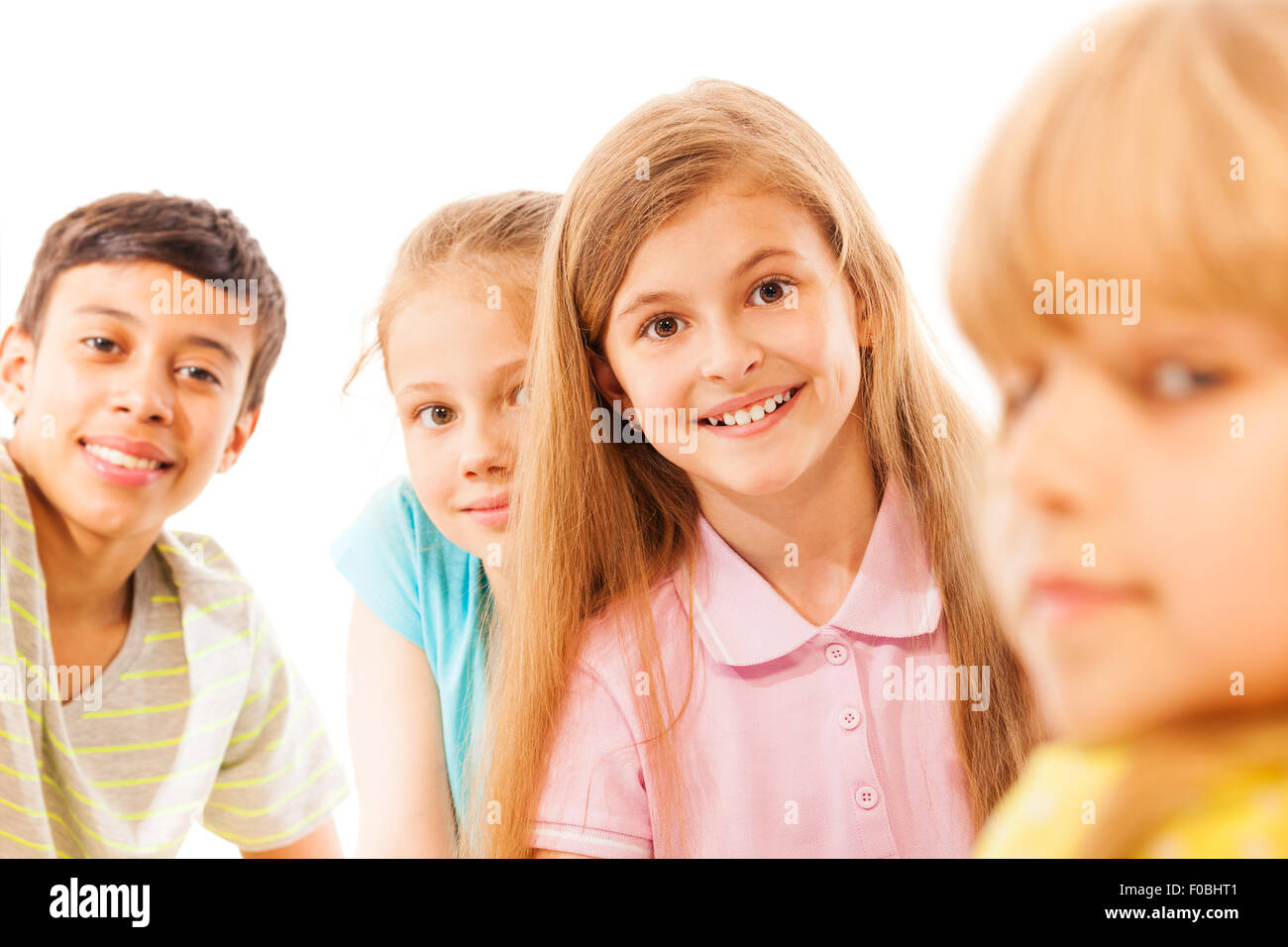 Groupe d'enfants avec l'accent sur smiling beautiful girl Banque D'Images