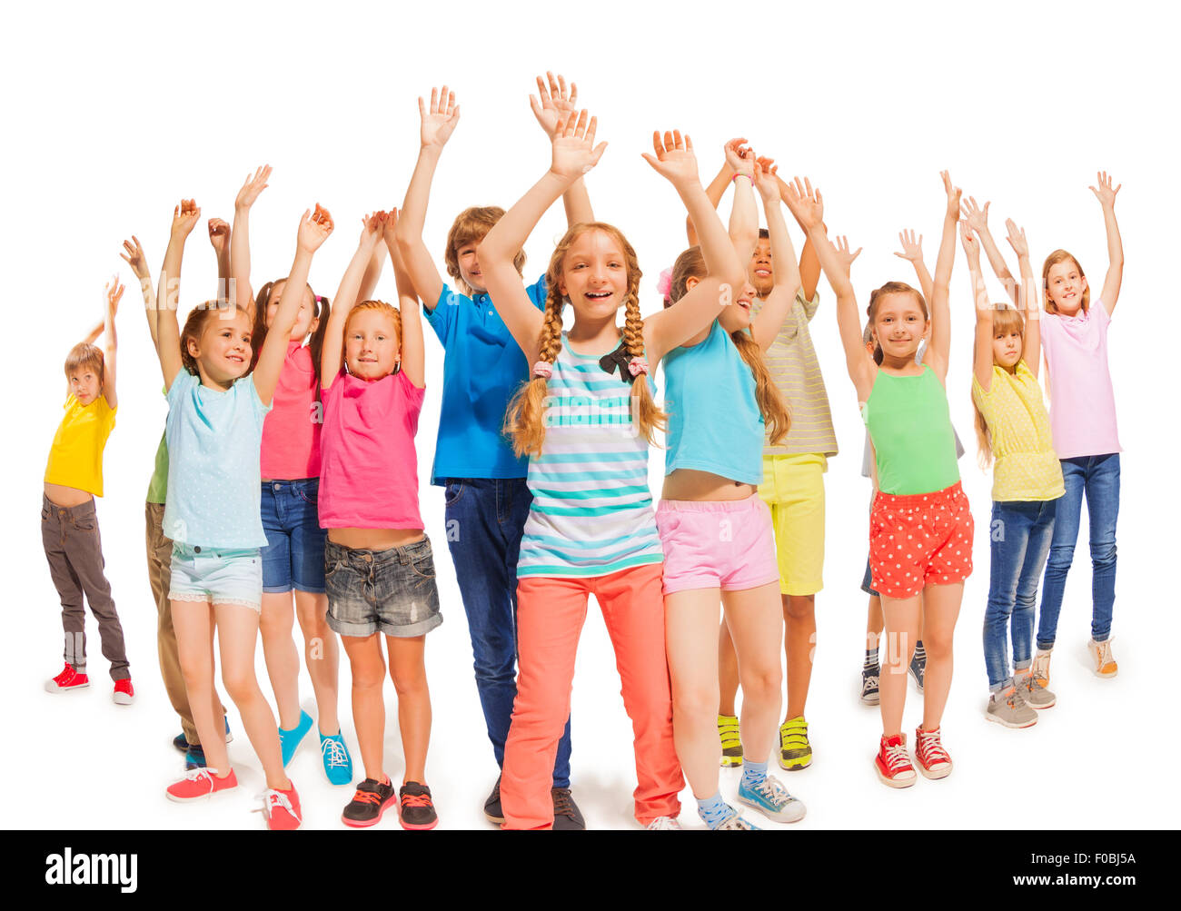 De nombreux enfants heureux ensemble lever les mains en l'air Banque D'Images