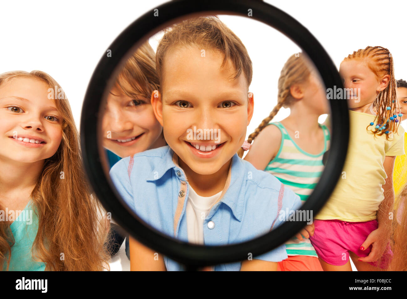 Boy par port et avec des amis Banque D'Images