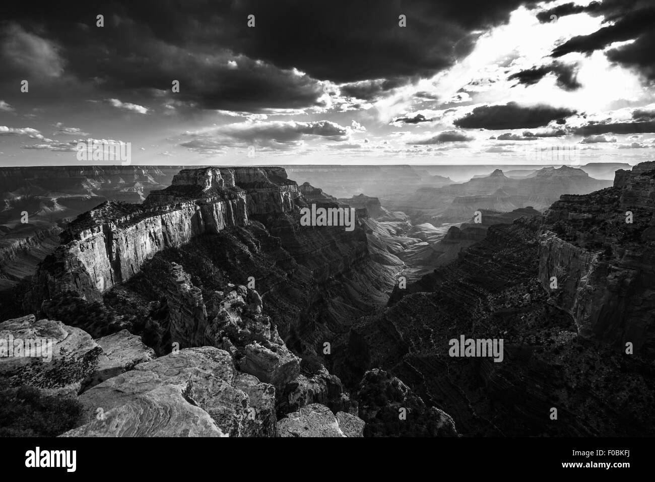 Cape Royal North Rim du Grand Canyon Arizona Nuages Coucher de soleil spectaculaire horizontale noir et blanc Paysage Banque D'Images