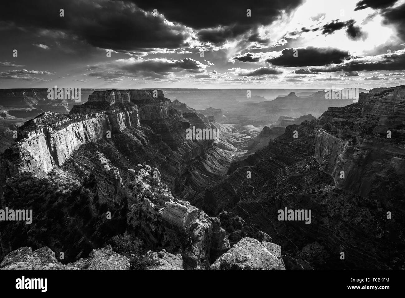Cape Royal North Rim du Grand Canyon Arizona Nuages Coucher de soleil spectaculaire horizontale noir et blanc Paysage Banque D'Images