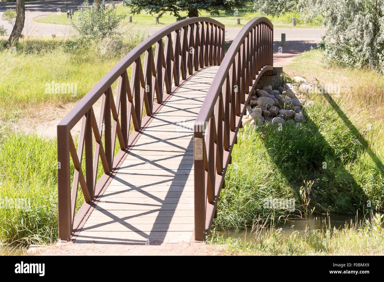 Balades le pont sur le ruisseau de Kin Coulee Parka à Medicine Hat, Alberta, Canada Banque D'Images