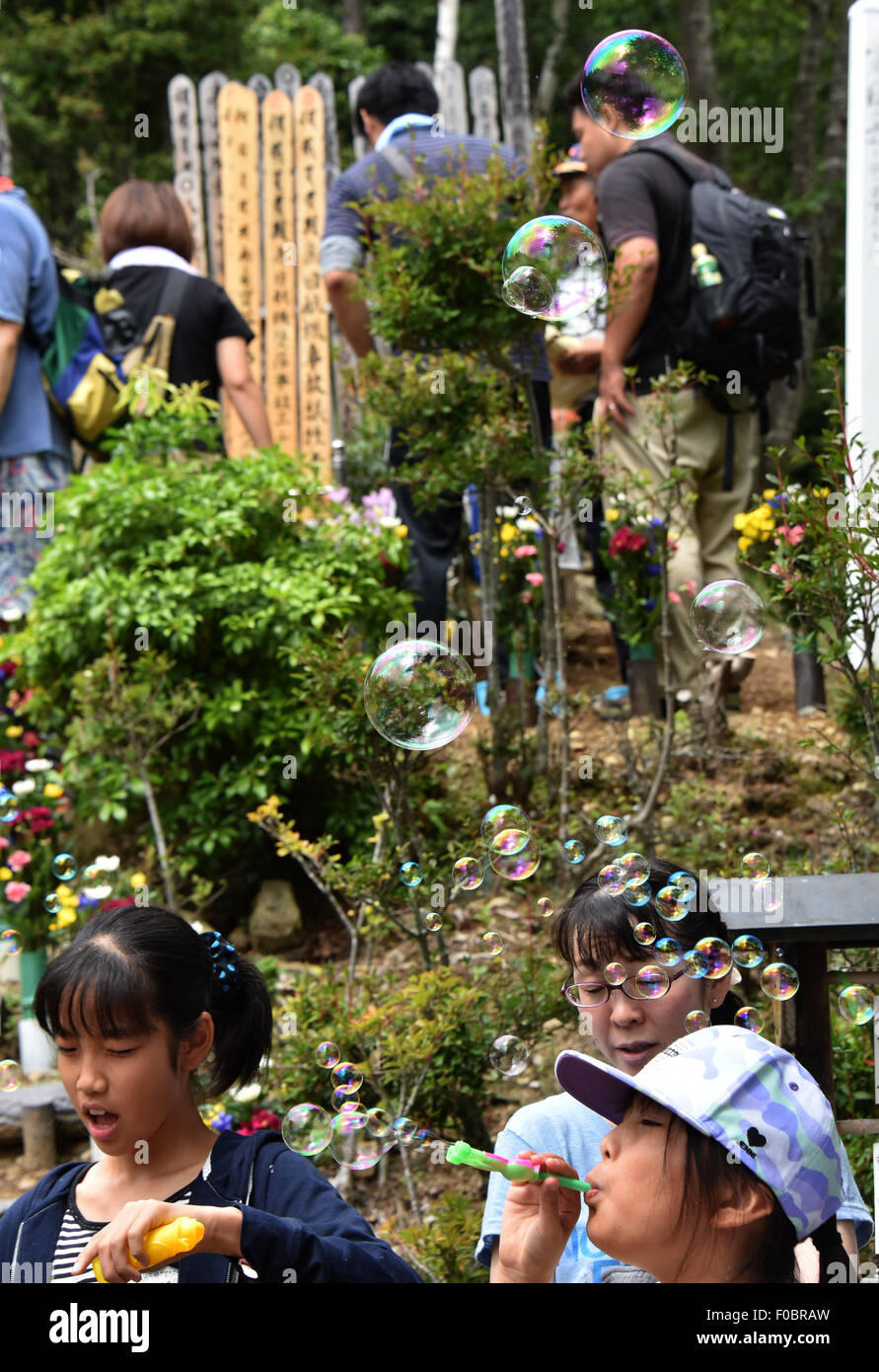 Sur la crête du mont. Osutaka, au Japon. Août 12, 2015. Familles endeuillées des 520 personnes ont péri dans l'accident de Japan Airlines Flight 123 hommage à l'emplacement de l'accident sur Mt. Osutaka, au nord de Tokyo, le mercredi, Août 12, 2015, à l'occasion du 30e anniversaire de l'ONU pire accident d'avion. Le JAL Boeing 747, avec 524 personnes à bord, s'est écrasé sur la crête du mont. Osutaka, quelques 100 km au nord-ouest de Tokyo, tuant les 520 passagers et membres d'équipage mais dans la soirée du 12 août 1985. Credit : Natsuki Sakai/AFLO/Alamy Live News Banque D'Images