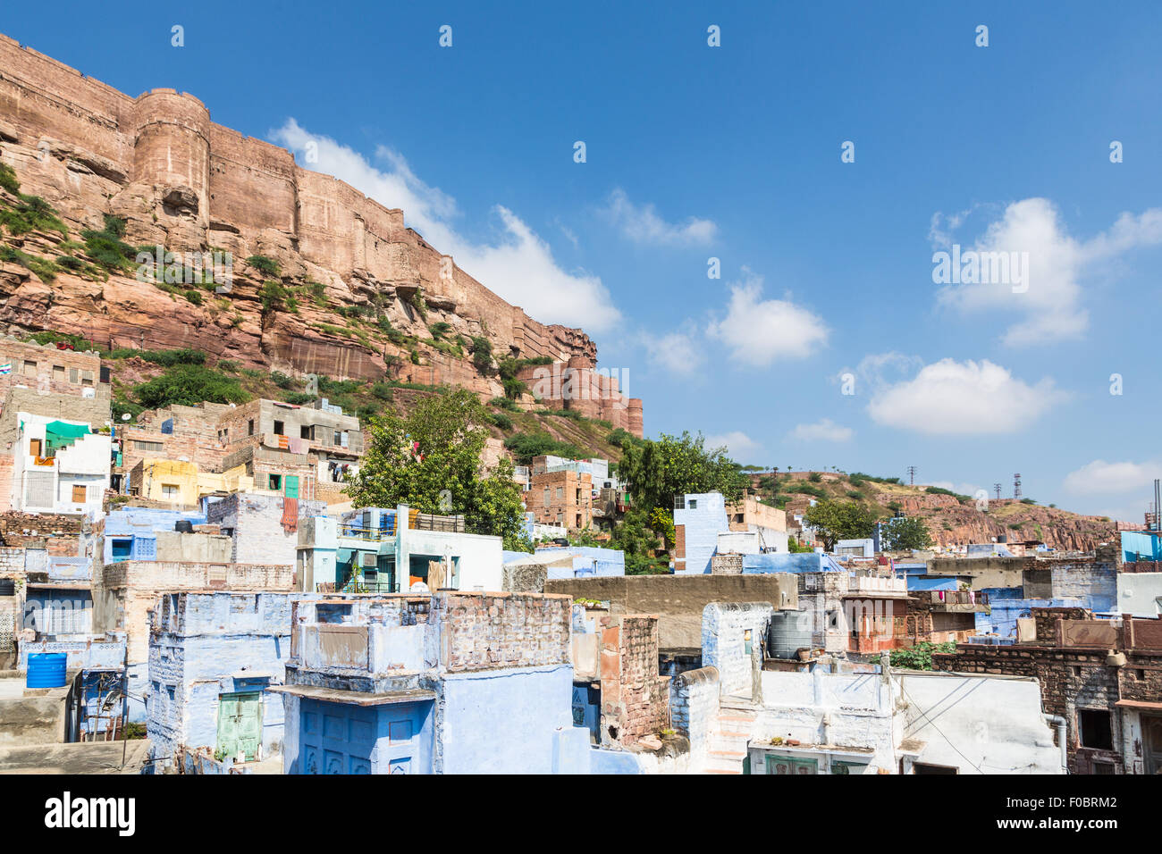 Fort Mehrangarh surplombant la célèbre ville bleue de Jodhpur, Rajasthan, Inde. Banque D'Images