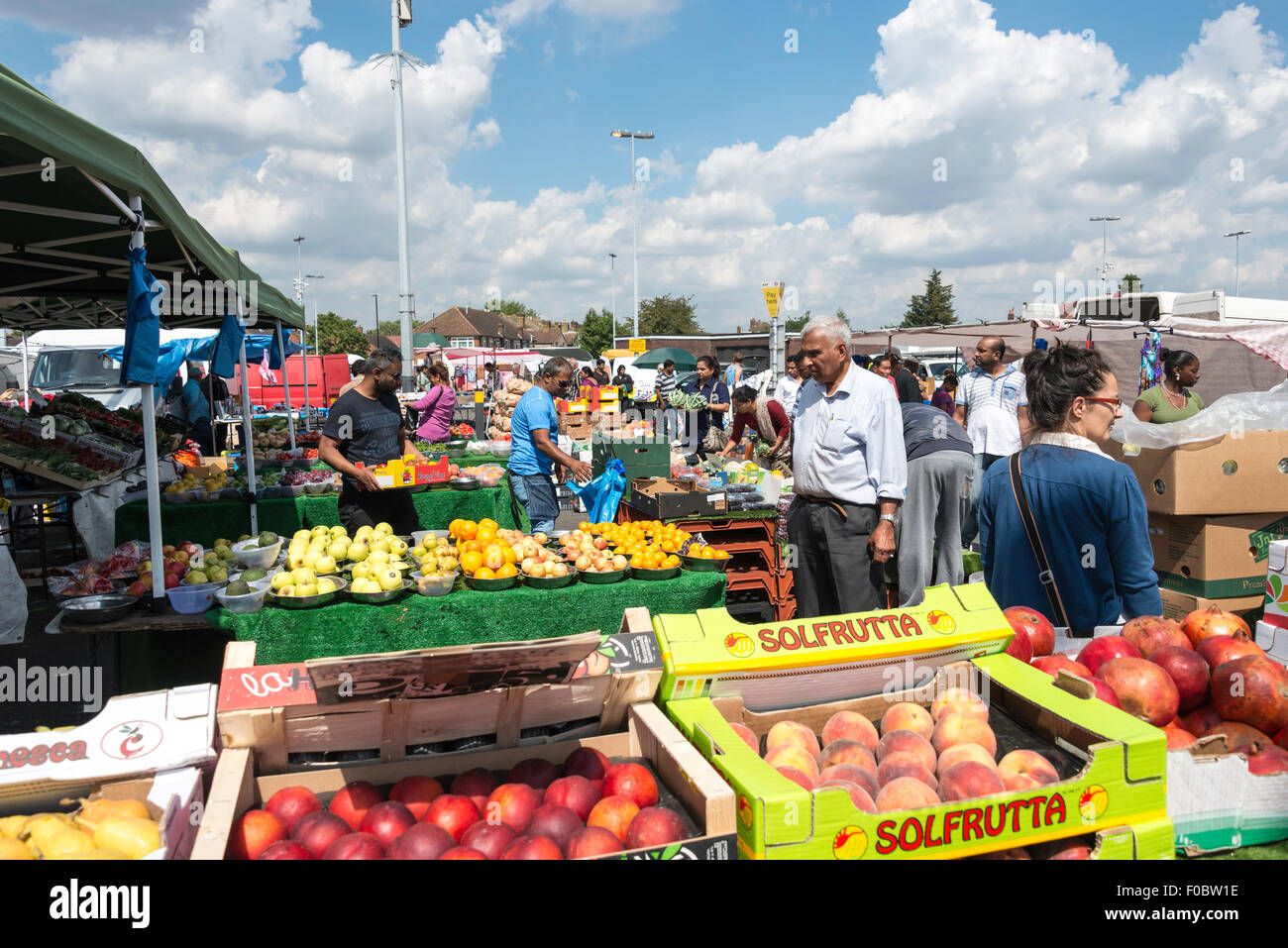 Parking Hounslow West, marché aux puces, Hounslow West London Borough of London, Greater London, Angleterre, Royaume-Uni Banque D'Images