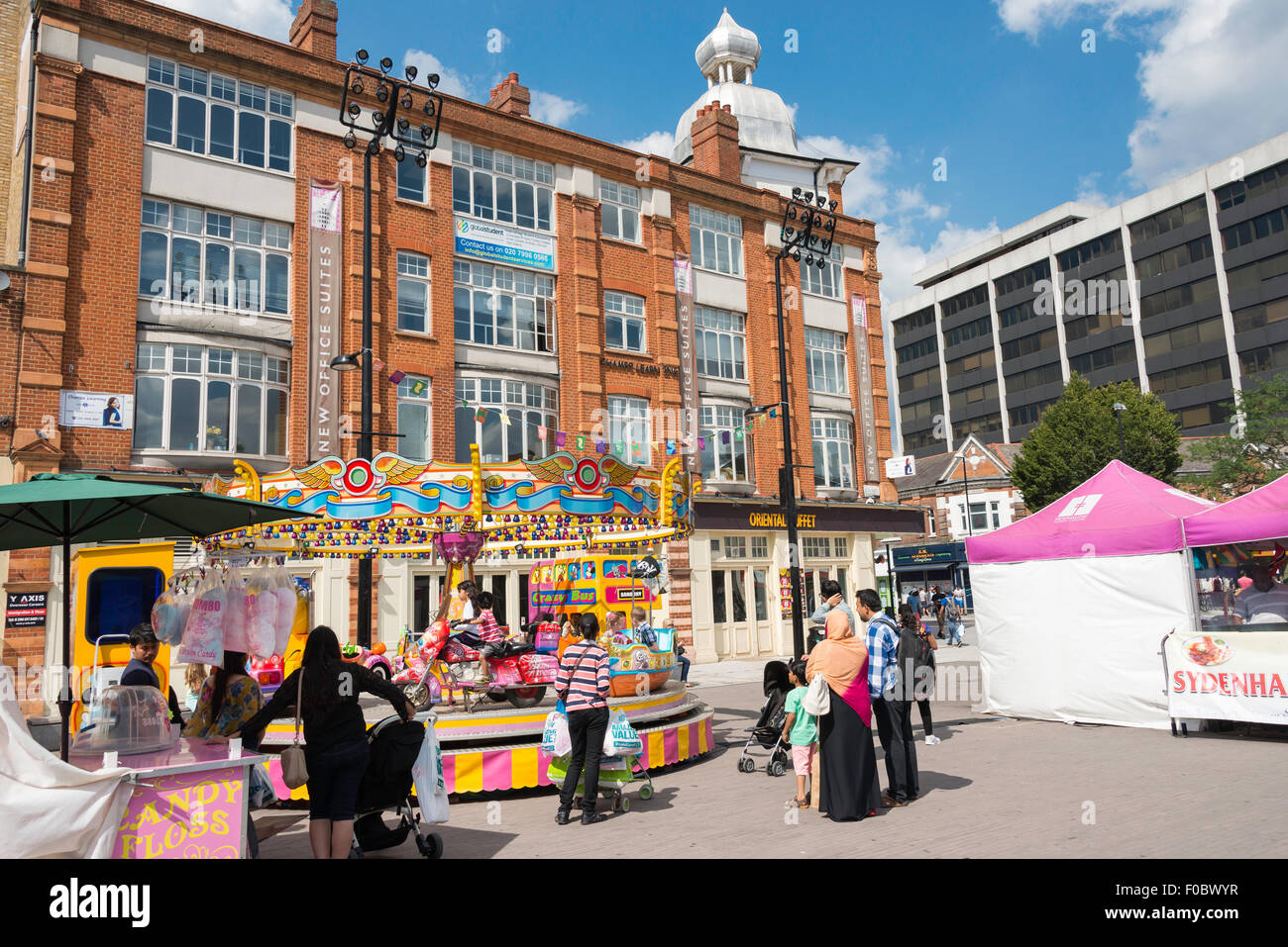 Carrousel pour enfants, Bell Corner, Staines Road, Hounslow, Hounslow, London, Greater London, Angleterre, Royaume-Uni Banque D'Images