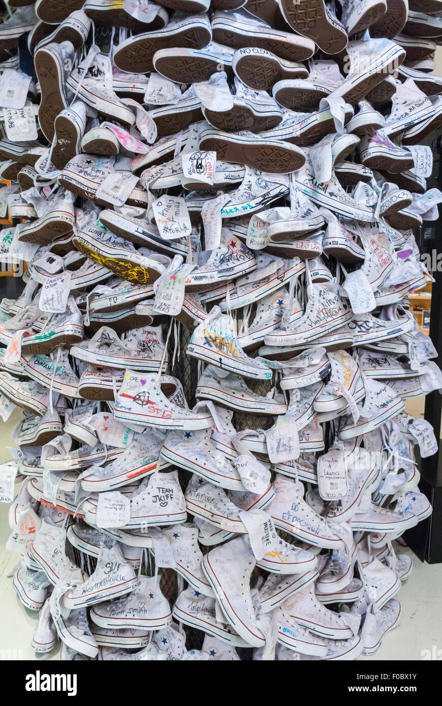 Paris, France, Converse Sneaker Shop Display, détail, intérieur, vêtements  de sport pour Homme, Citdium Department Store, Articles de sport Photo  Stock - Alamy