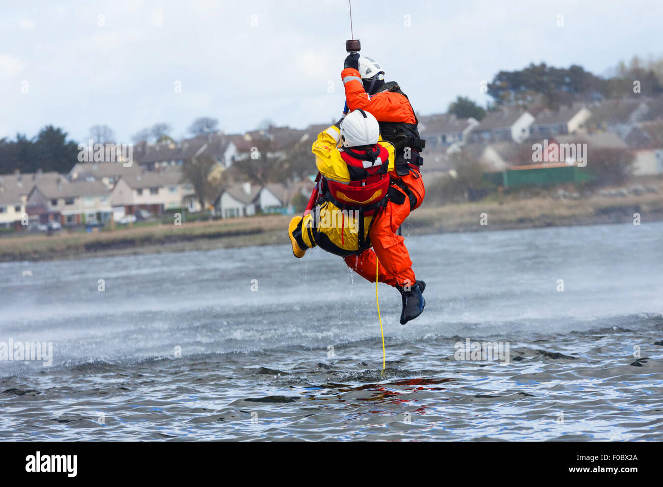 L'équipage de la Garde côtière irlandaise afficher un sauvetage en eaux vives dans la mer Banque D'Images