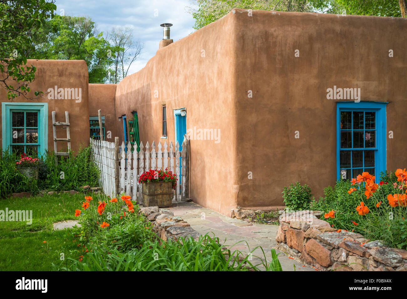 L'architecture d'Adobe avec une porte à Taos, Nouveau Mexique, USA. Banque D'Images