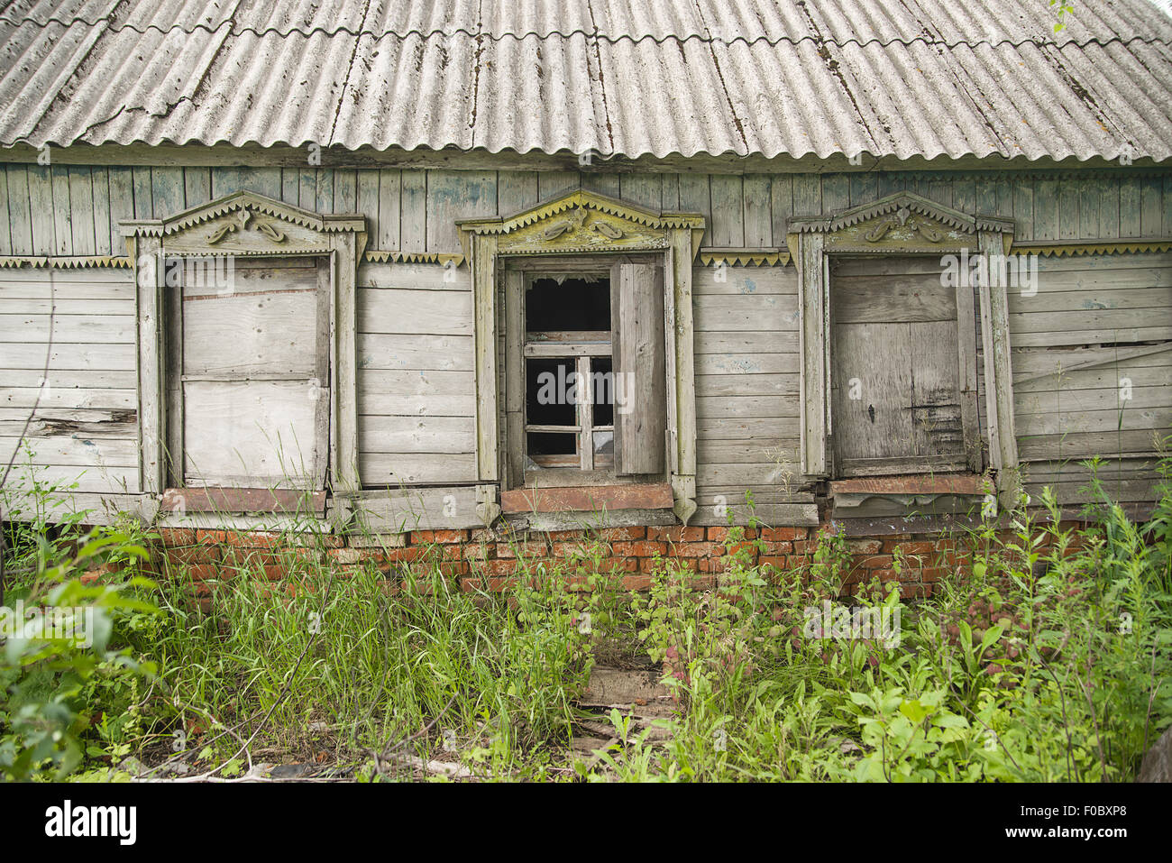 Trois fenêtres de la vieille maison de bois Banque D'Images