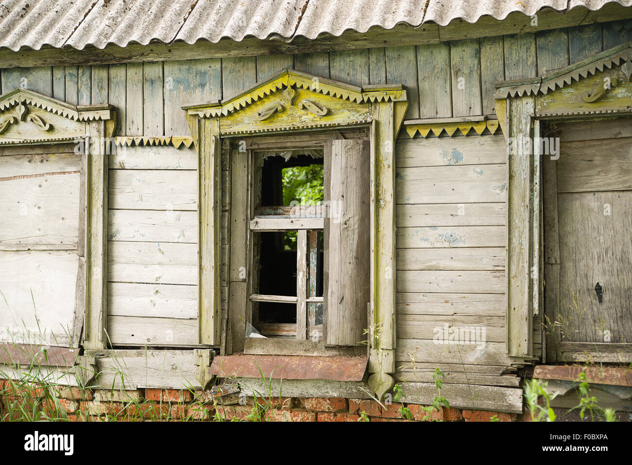 Trois fenêtres de la vieille maison de bois Banque D'Images