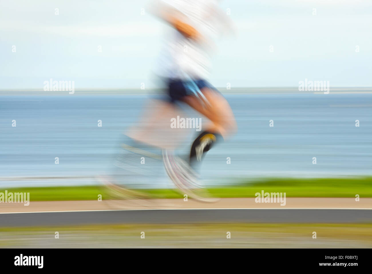Jogging Runner par la côte de l'océan, blurred motion. Les gens ne sont pas reconnaissables Banque D'Images