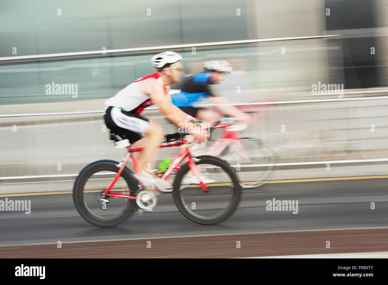 Des vélos sur les athlètes en compétition dans la course, blurred motion Banque D'Images
