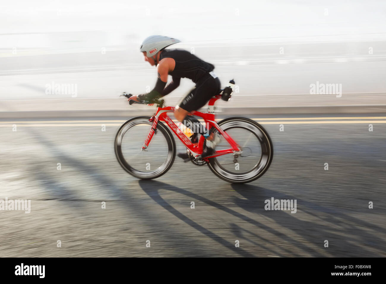 Sportif équitation vélo à journée ensoleillée sur la route côtière, blurred motion Banque D'Images