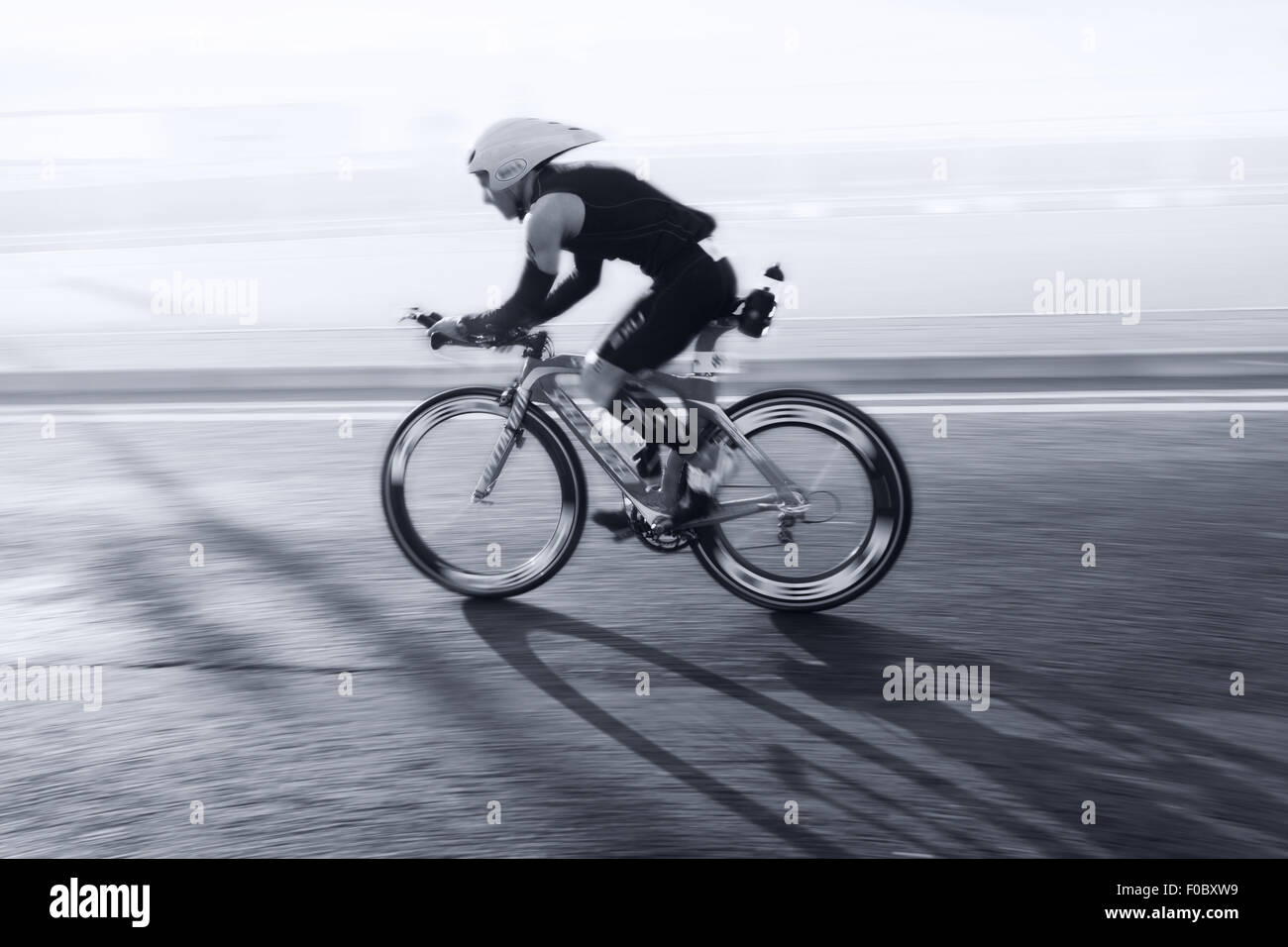 Sportif équitation vélo à journée ensoleillée sur la route côtière, blurred motion Banque D'Images