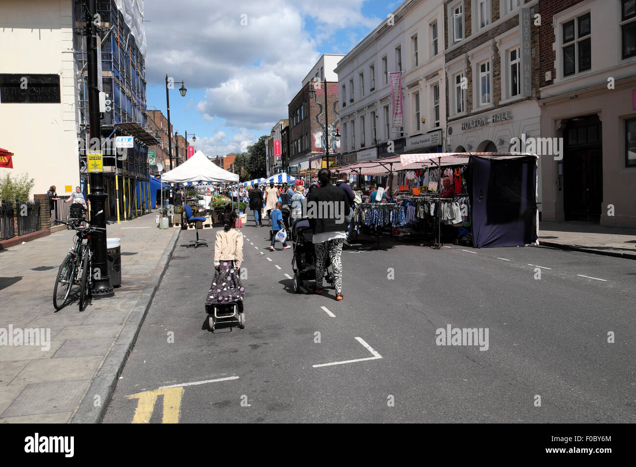 Les gens qui marchent à Hoxton Street Market dans East London UK KATHY DEWITT Banque D'Images