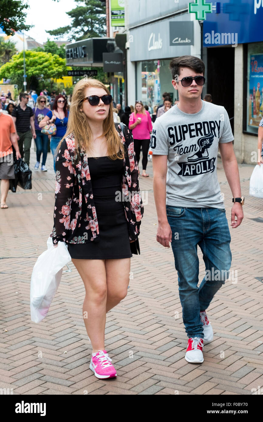 Jeune couple en train de marcher le long de la rue commerçante de Bournemouth Banque D'Images