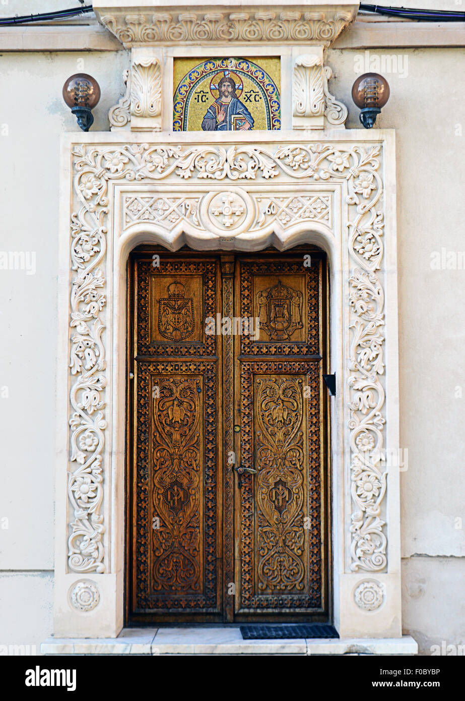 Porte en bois sculptés au Patriarcat Roumain, Bucarest Photo Stock - Alamy