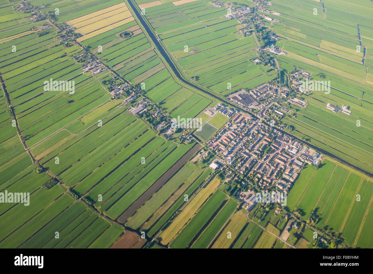 Vue aérienne sur la banlieue d'Amsterdam avec des canaux, des maisons et des champs. Holland Banque D'Images