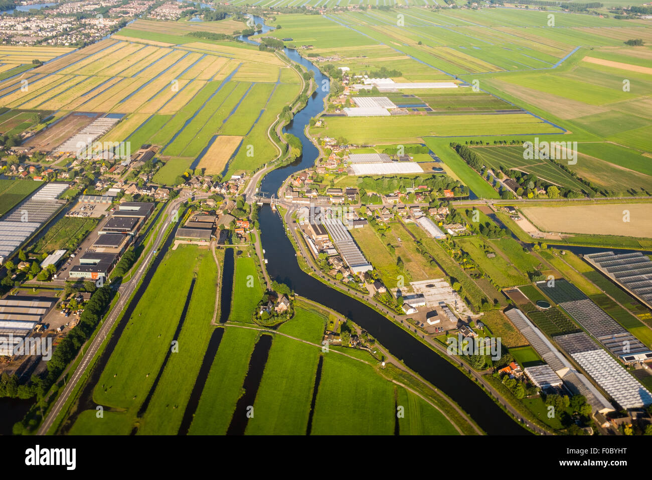 Vue aérienne sur la banlieue d'Amsterdam avec des canaux, les maisons , les champs et les bâtiments industriels. Holland Banque D'Images