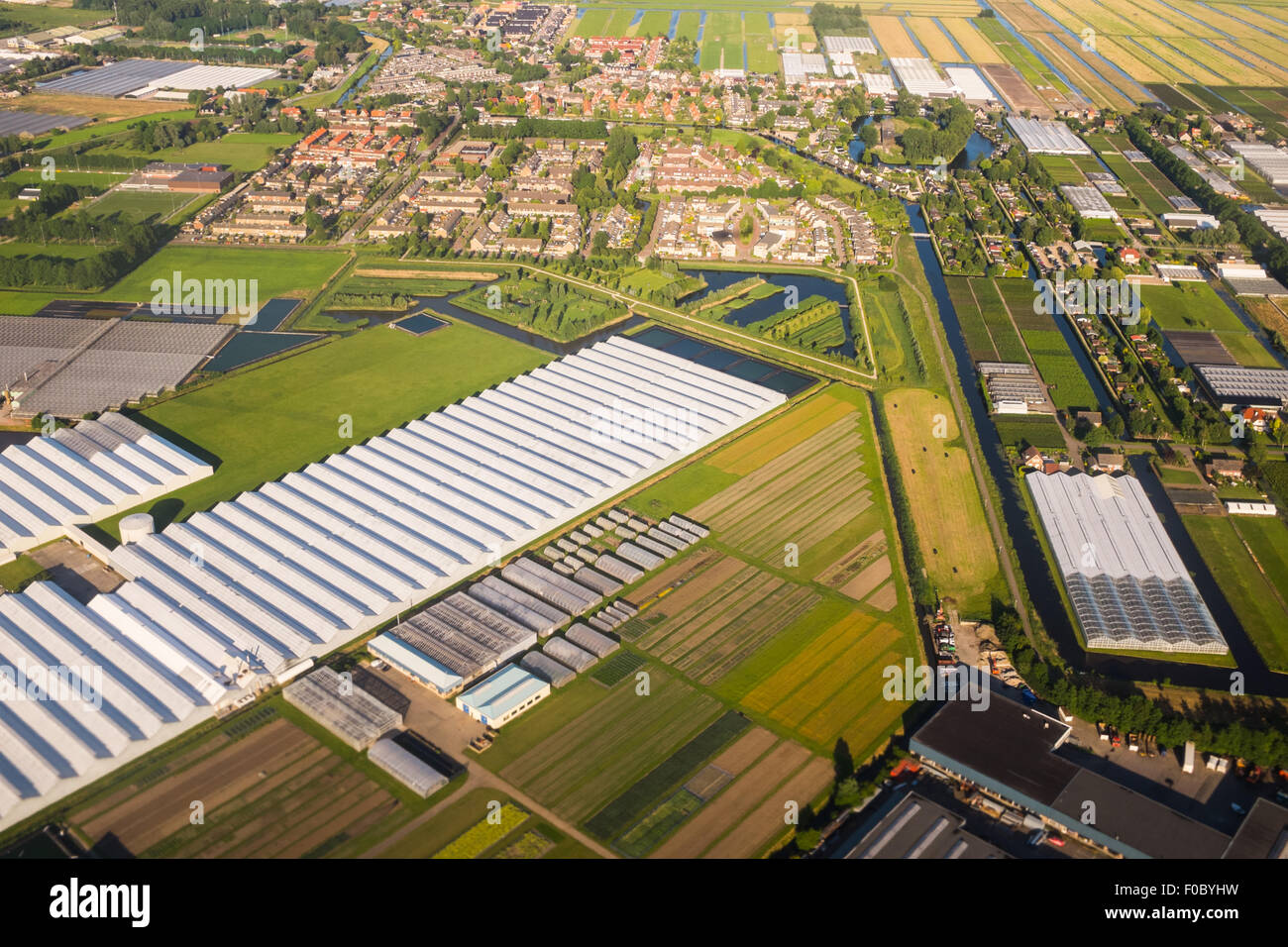 Vue aérienne sur la banlieue d'Amsterdam avec des canaux, les maisons , les champs et dans les serres. Holland Banque D'Images