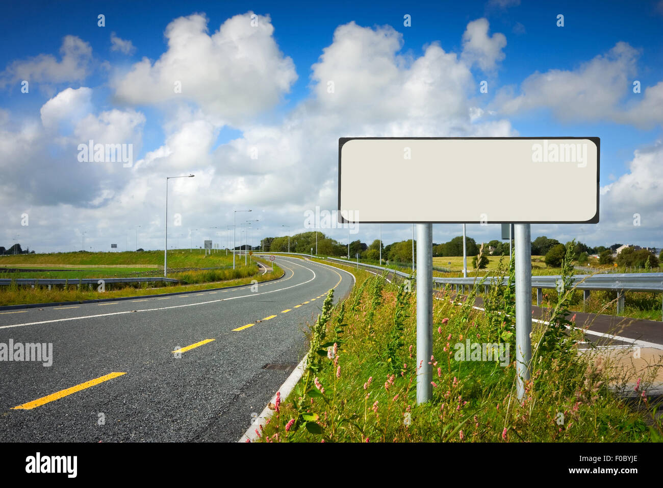 Road sign avec pôle et ciel bleu avec des nuages Banque D'Images