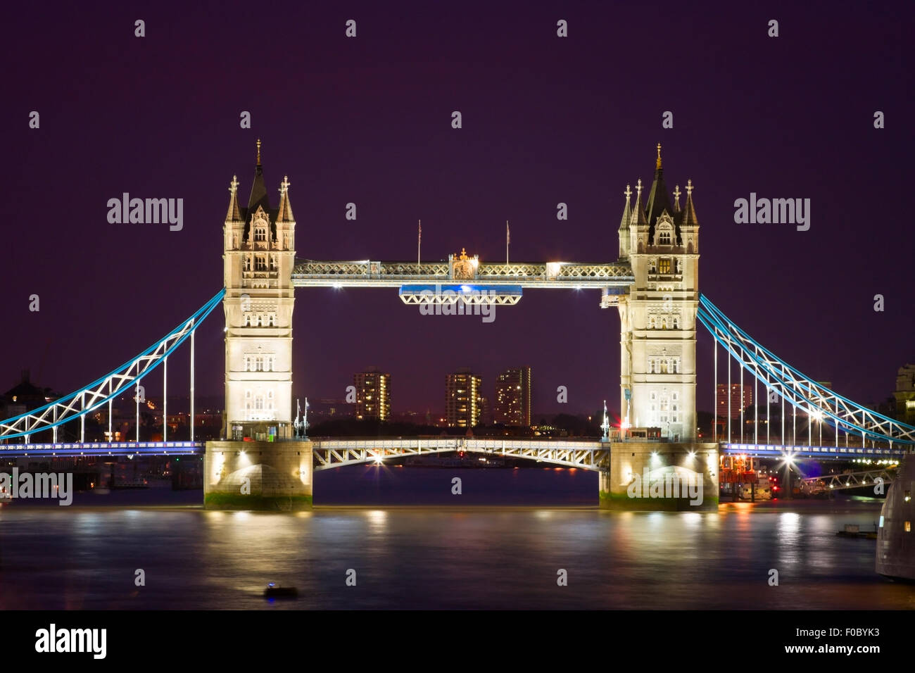 La London Tower Bridge illuminé la nuit de temps et de réflexions dans l'eau Banque D'Images