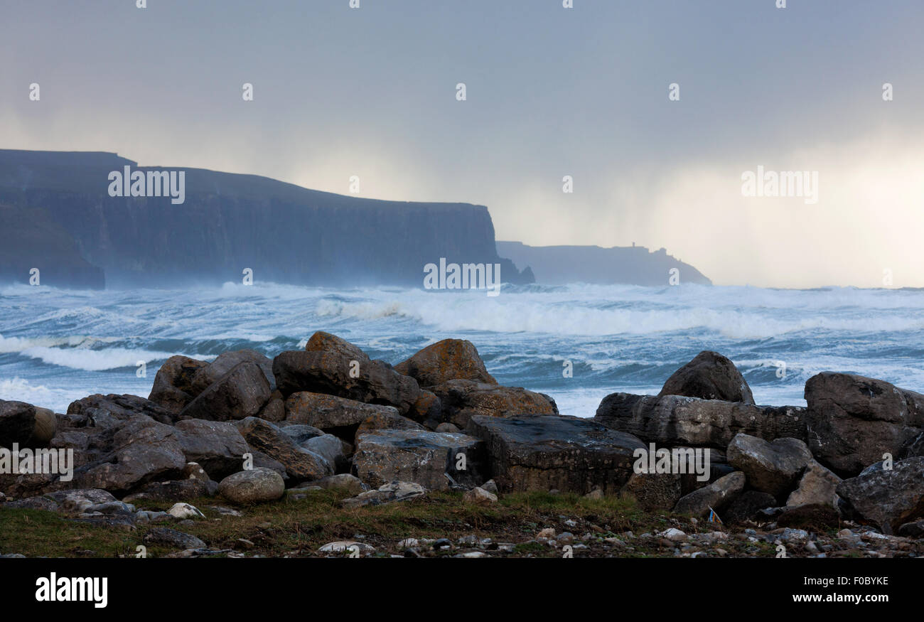 De grosses vagues se brisant sur les falaises pendant la tempête sur la côte ouest de l'Irlande. Banque D'Images