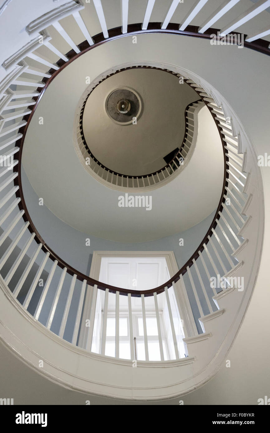 Escalier spirale aux balustrades et fenêtre au château de Dublin. Banque D'Images