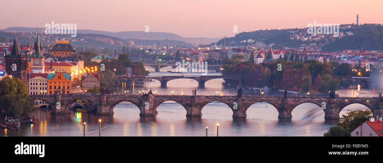À la vue du Pont Charles et de la rivière Vltava à Prague en crépuscule Banque D'Images