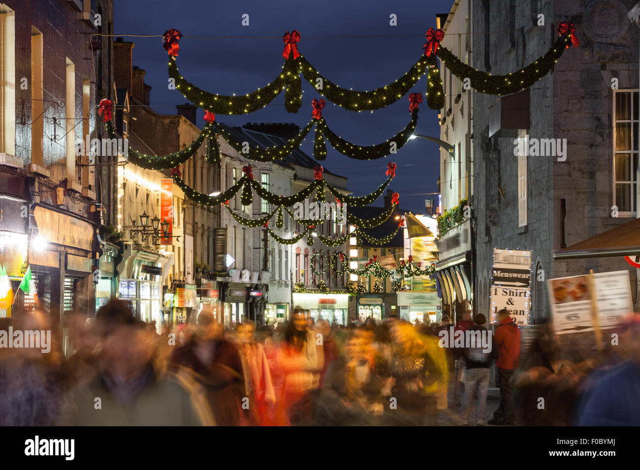 Shop rue la nuit éclairé par les lumières de Noël, Galway, Irlande Banque D'Images