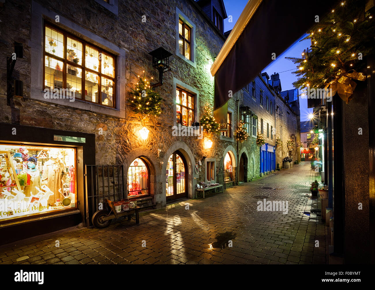 Old street à Galway, Kerwan's Lane, décoré avec des lumières de Noël, nuit Banque D'Images