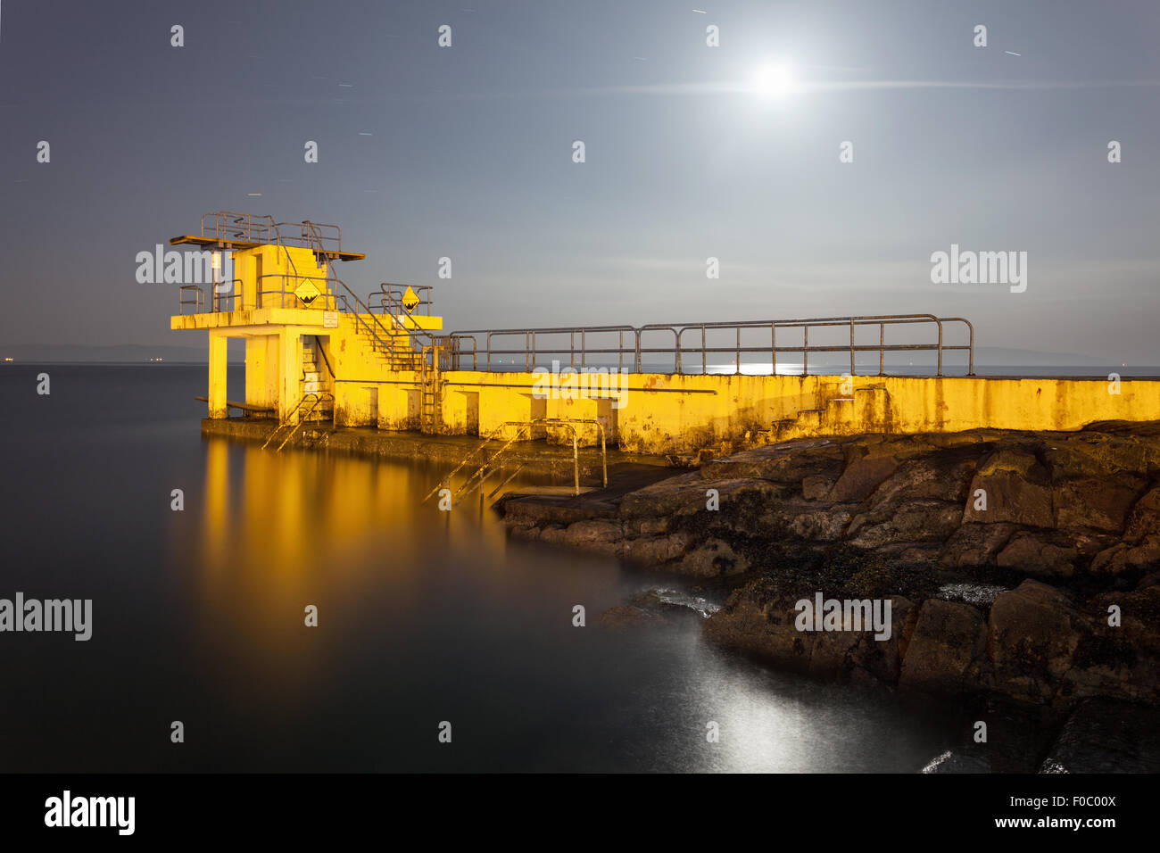 Lune sur Blackrock plongeoir. Salthill, Galway Banque D'Images