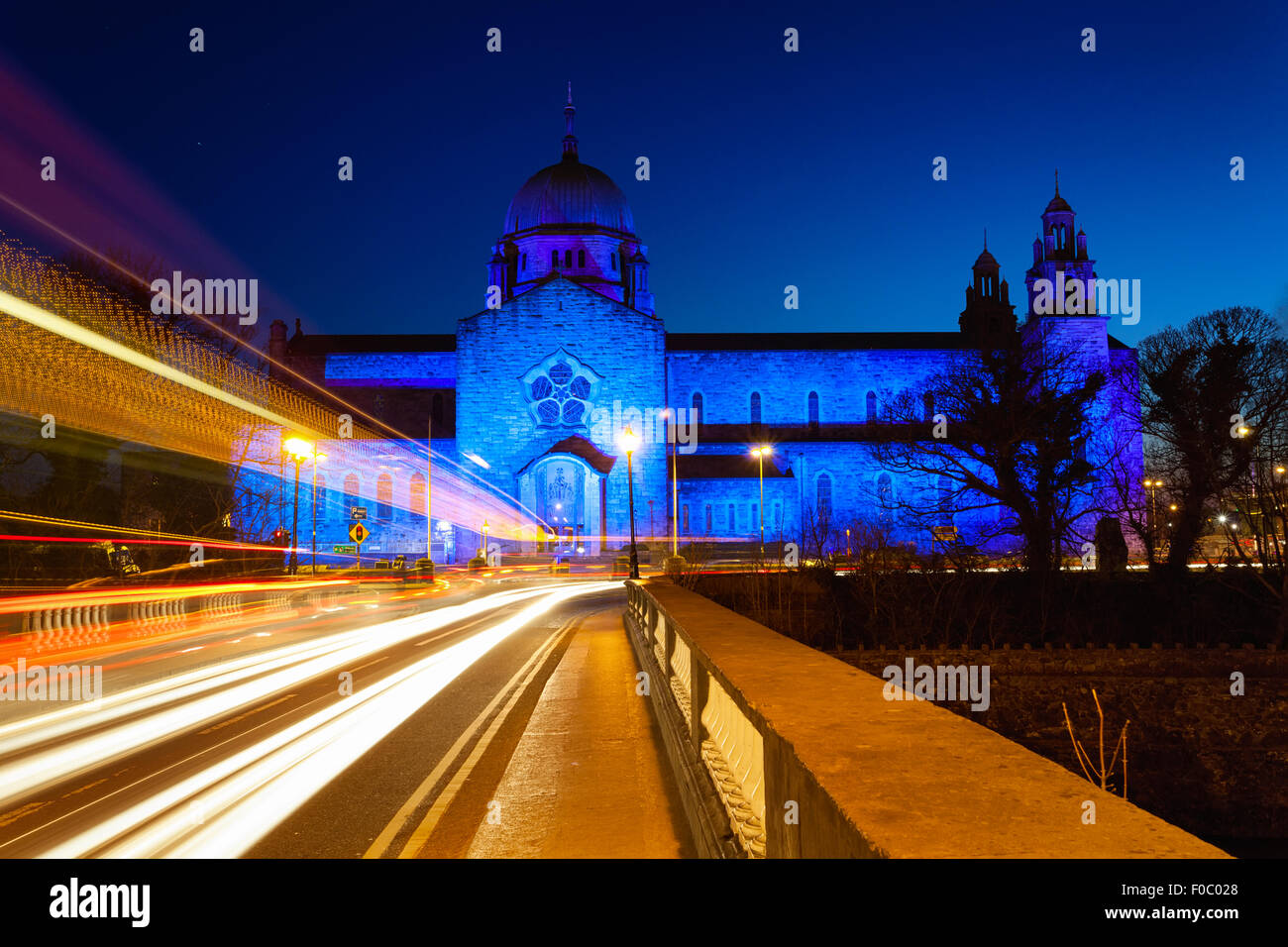 La Cathédrale de Galway allumé en bleu de nuit et sentiers des lumières de voiture Banque D'Images