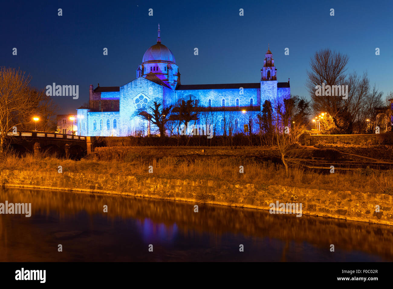 La Cathédrale de Galway allumé en bleu de nuit Banque D'Images
