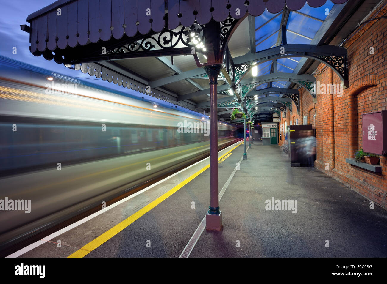 Train à grande vitesse en mouvement et la gare d'Athenry la nuit, l'Irlande Banque D'Images