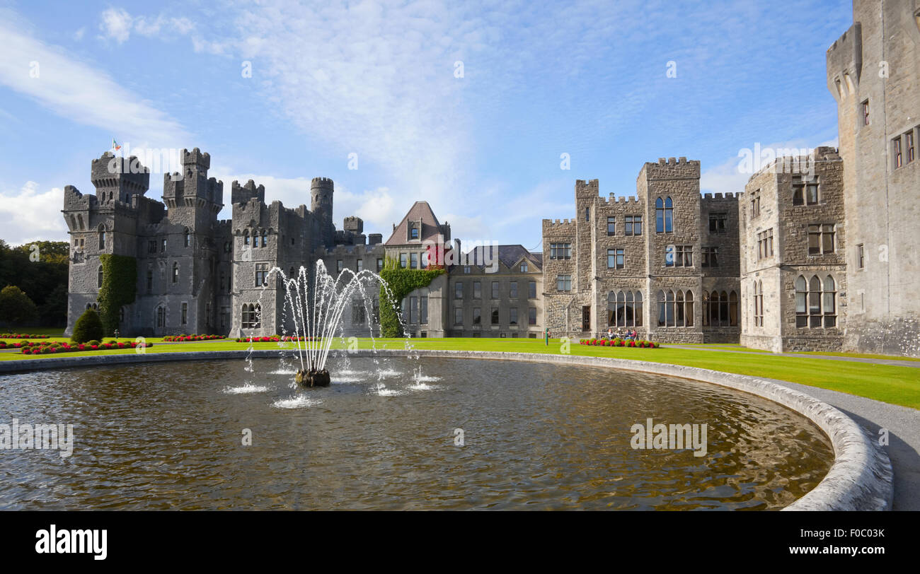 Château médiéval et l'hôtel à la journée ensoleillée à Ashford, Mayo, Ireland Banque D'Images